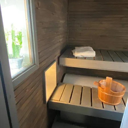 Iloinen Taiteilijakoti Апартаменты Турку